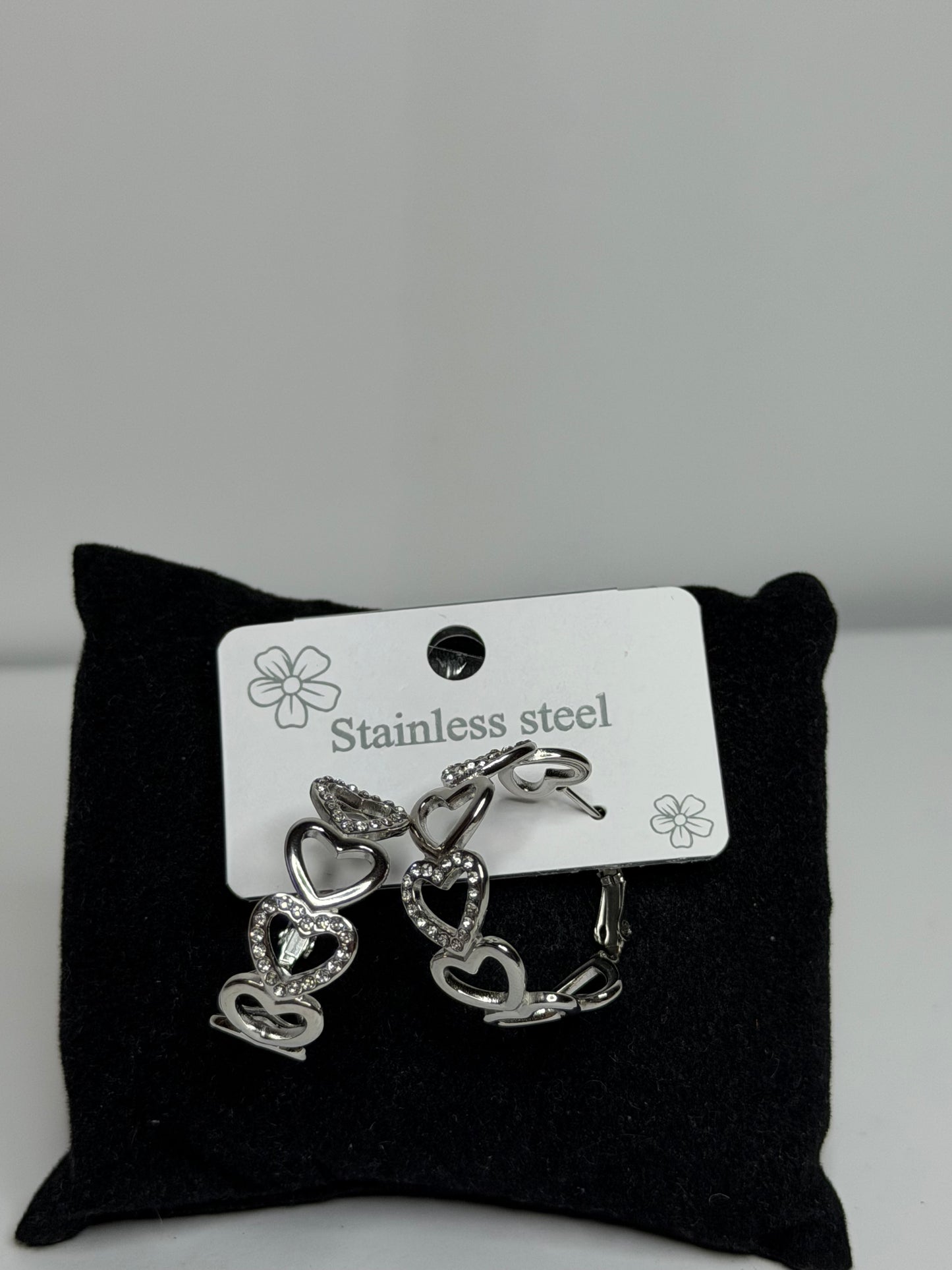 Medium hoop earrings with hearts and rhinestones