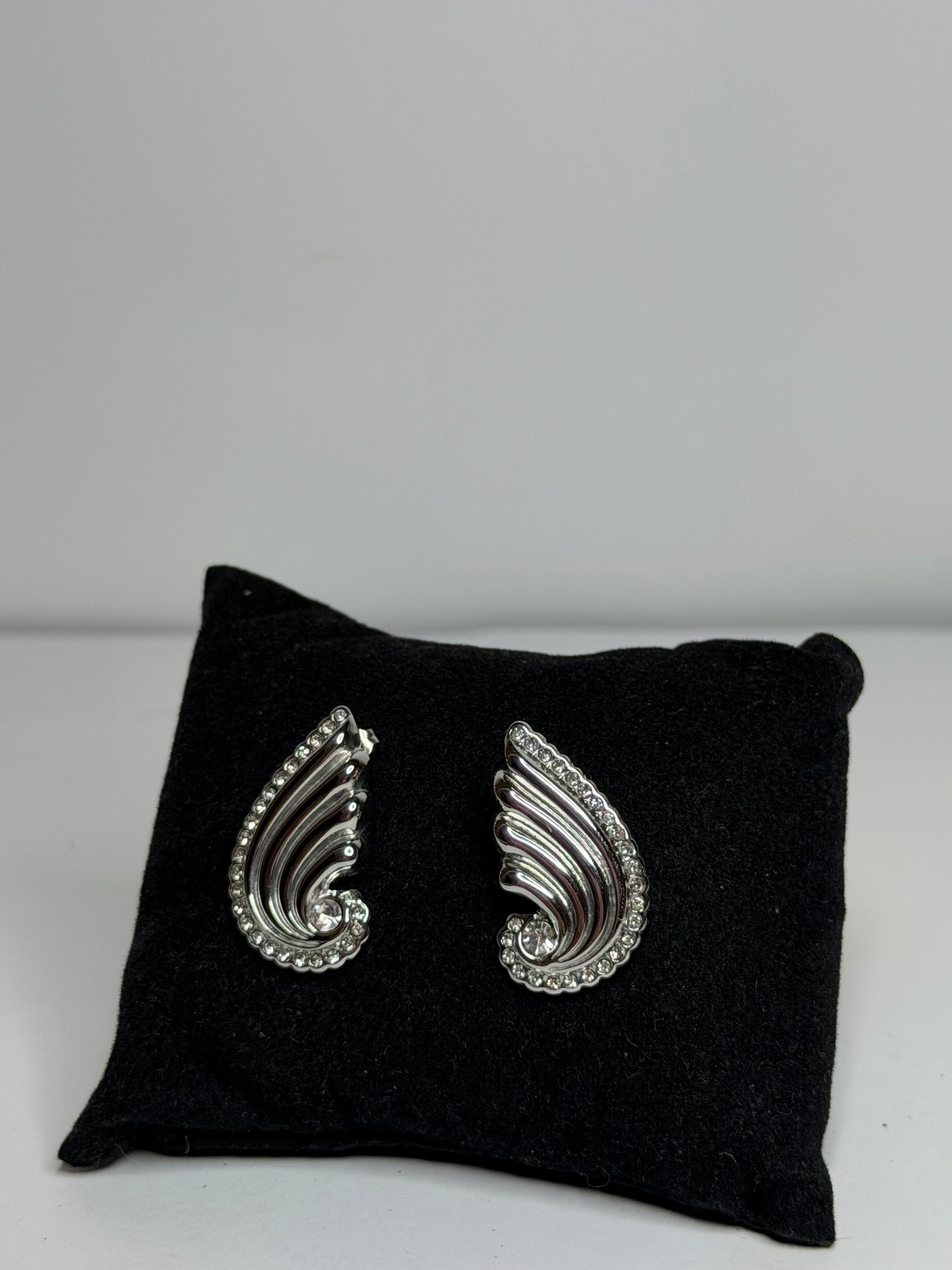 Feather-shaped earrings with rhinestones