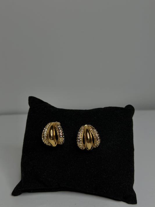 Elegant χρυσά σκουλαρίκια με λαμπερές zircon λεπτομέρειες