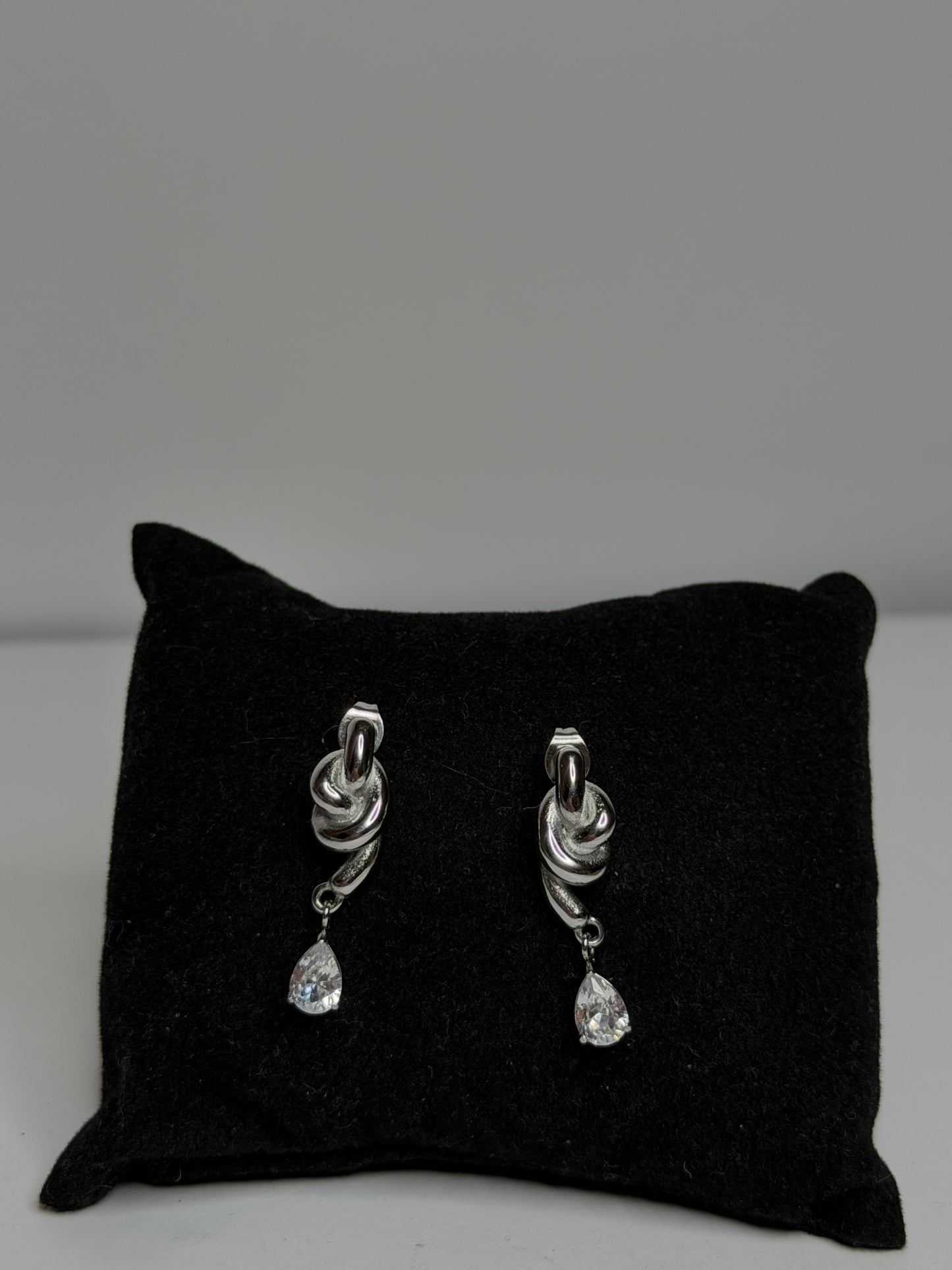 Elegant silver σκουλαρίκια με minimal twisted σχέδιο και λαμπερή tear-drop πέτρα