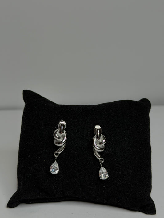 Elegant silver σκουλαρίκια με minimal twisted σχέδιο και λαμπερή tear-drop πέτρα