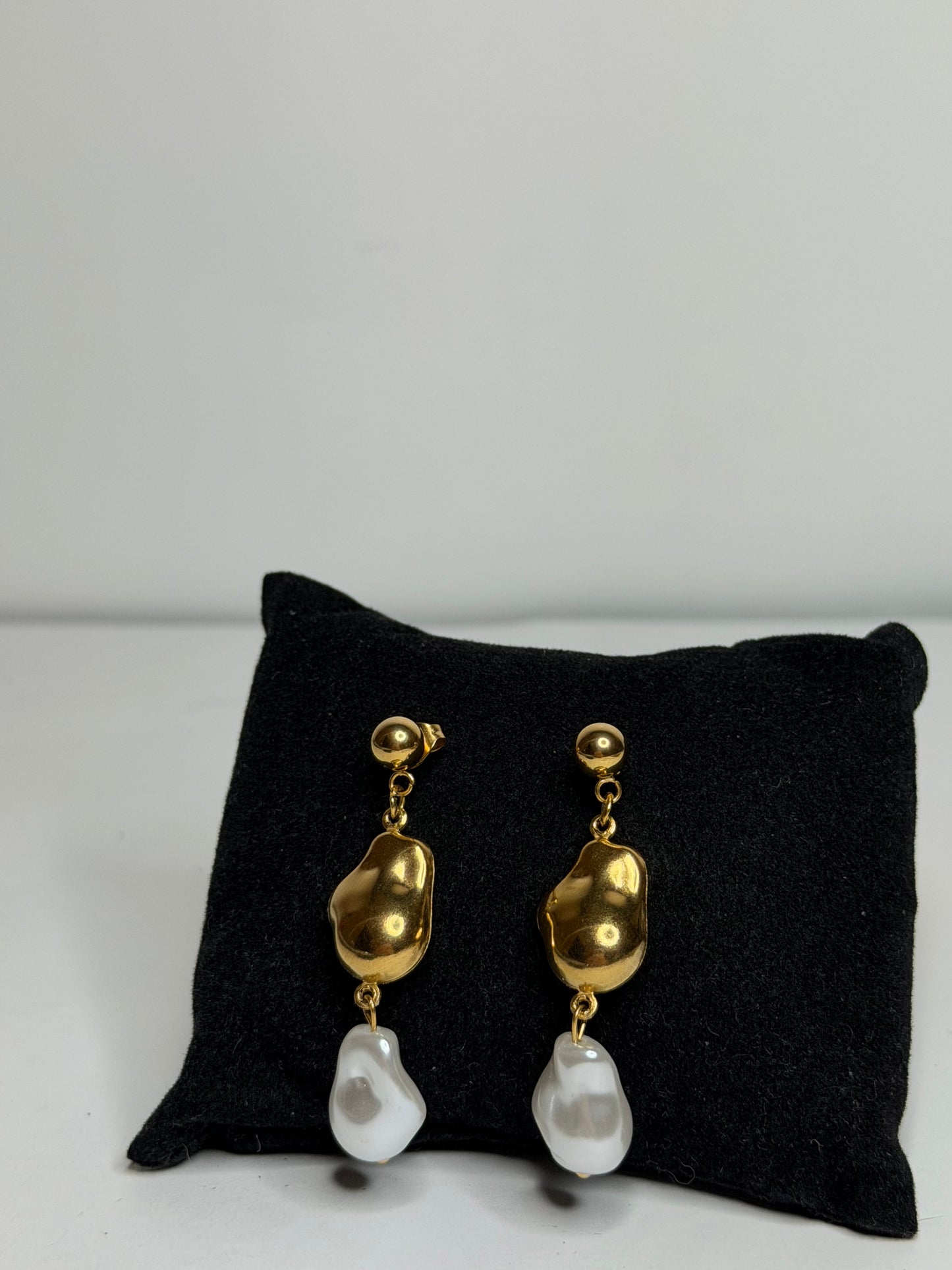 Dangling earrings with pearl