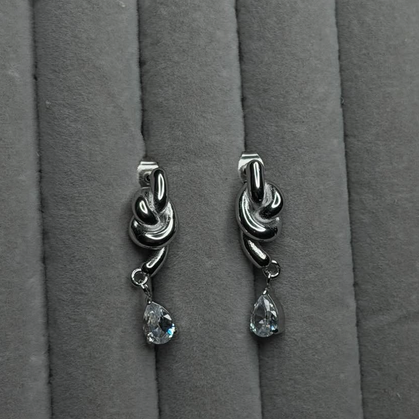 Elegant silver σκουλαρίκια με minimal twisted σχέδιο και λαμπερή tear-drop πέτρα